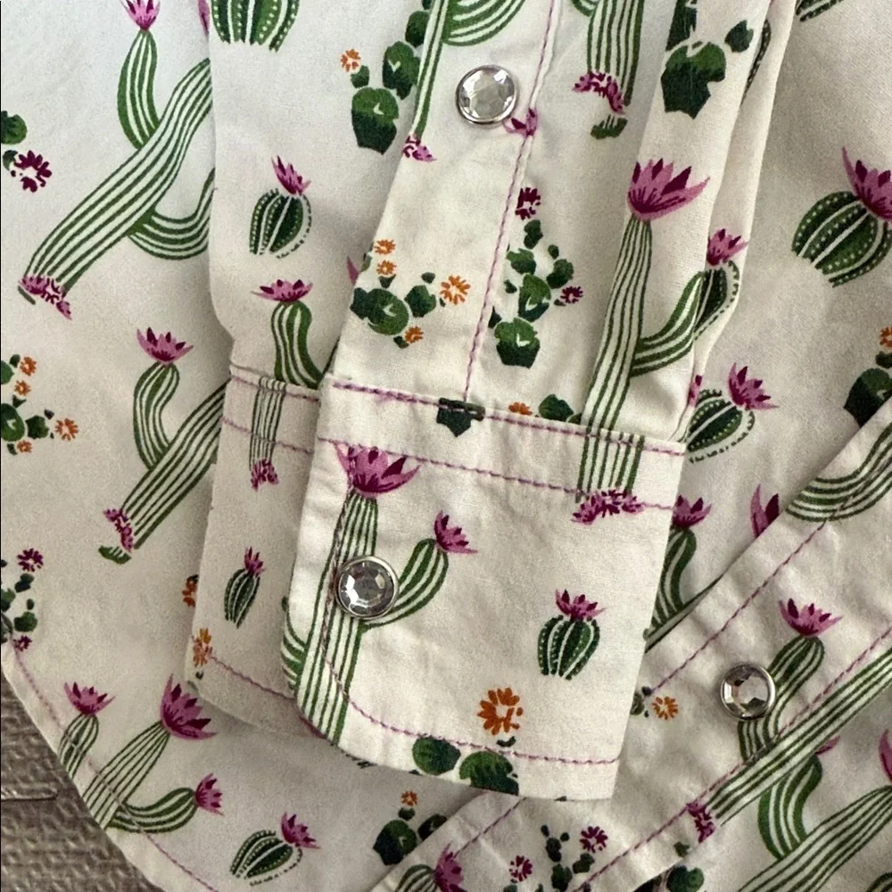 Cowgirl Hardware White and Green Cactus Print Western Shirt Size Large